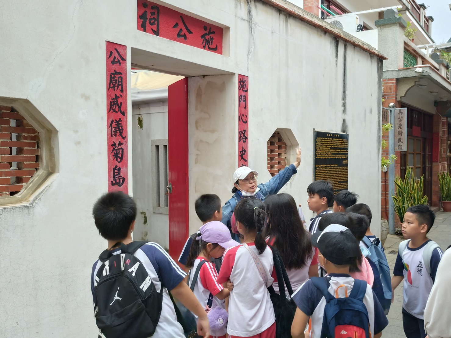 08_參觀新竹241藝術空間，脫下鞋子入展間與作品互動